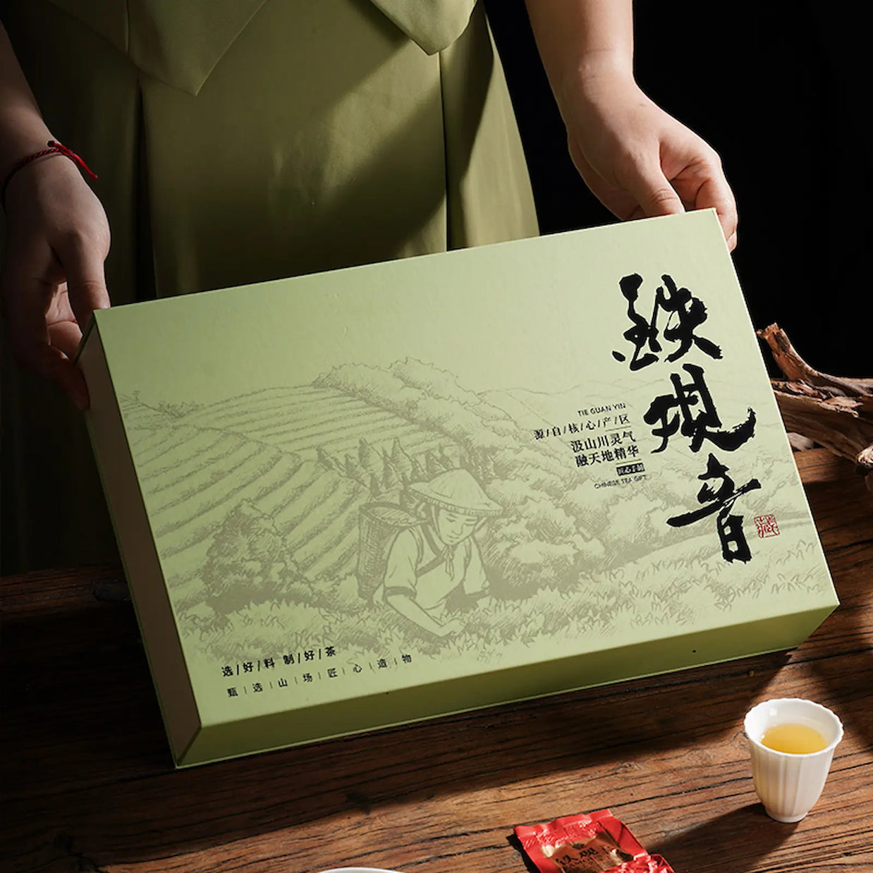 Elegant Anxi Tie Guan Yin oolong tea gift box with traditional Chinese illustration and calligraphy, premium packaging ideal for gifting authentic Chinese oolong tea. Perfect for tea lovers and special occasions.
