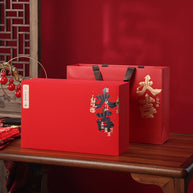 Premium Yunnan Dian Hong black tea gift box and matching red gift bag with gold Chinese calligraphy, perfect for presenting authentic Chinese black tea during holidays, celebrations, and special occasions.
